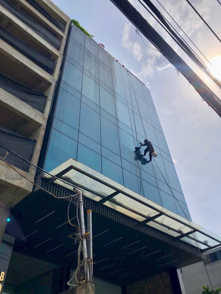 QueenAnn Hotel Hồ Chí Minh Vệ Sinh Kính