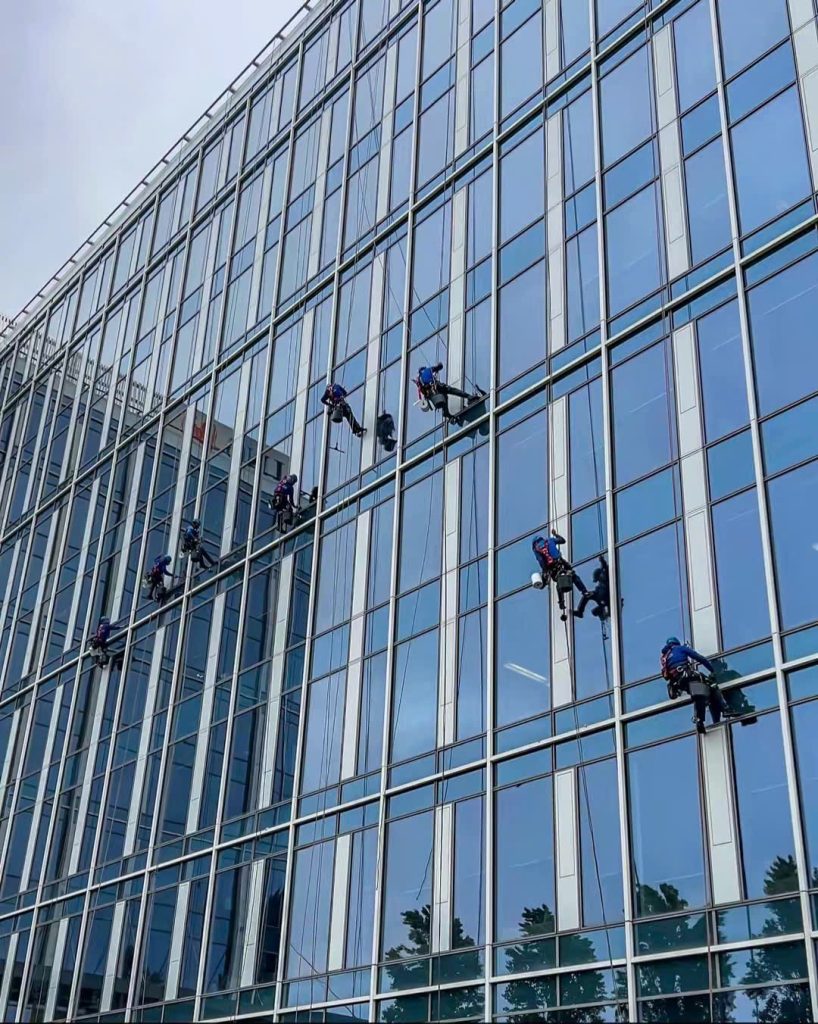 XAVIA HOTEL HỒ CHÍ MINH – VỆ SINH KÍNH